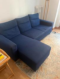 divano blu con penisola 