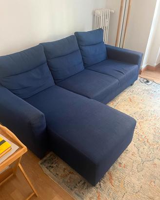 divano blu con penisola 
