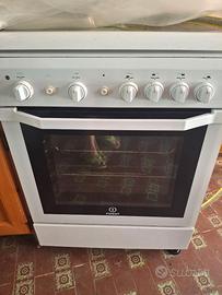Cucina a gas bianca 4 fuochi marca indesit