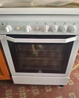 Cucina a gas bianca 4 fuochi marca indesit