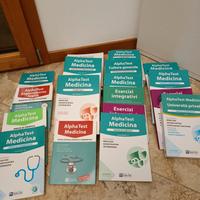 set di libri per la preparazione a test medicina,