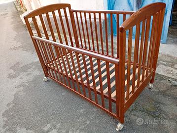 Lettino in legno colore noce – sponde regolabili 