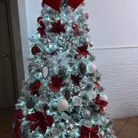 Albero di natale innevato