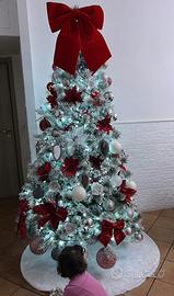 Albero di natale innevato