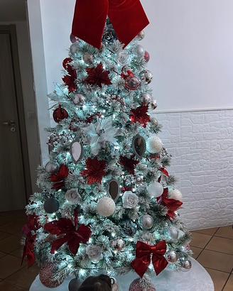 Albero di natale innevato