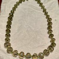 Collana lunga eleganti sfere verdi trasparenti