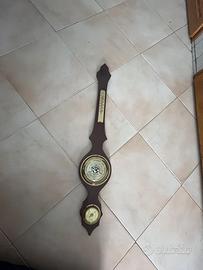 Antico barometro, termometro e igometro e orologio