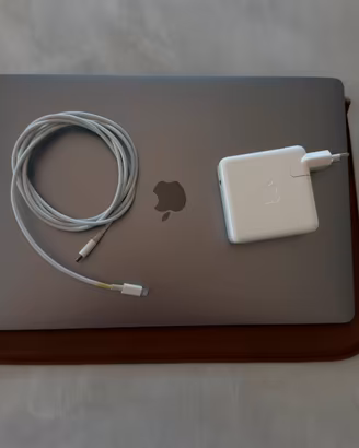 Macbook Pro 15” 16 GB / 256 touchbar