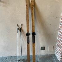 Sci antichi in legno con bastoni