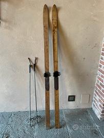 Sci antichi in legno con bastoni