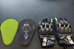 Guanti moto estivi Tg XL+protezioni pantaloni moto