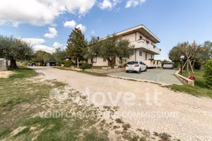 Appartamento di 160 m² con 5 locali e box auto a L
