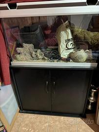 Acquario e mobiletto nero