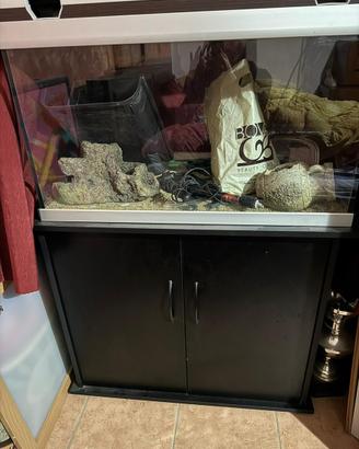 Acquario e mobiletto nero