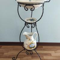 lavabo in ferro battuto e ceramica e specchiera