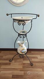 lavabo in ferro battuto e ceramica e specchiera