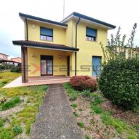 PETTORAZZA - VILLA SINGOLA CON AMPIO GIARDINO E GA