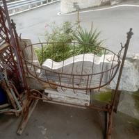 Antica culla in ferro battuto 