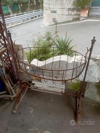 Antica culla in ferro battuto 