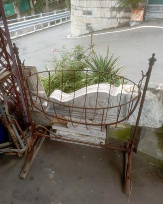 Antica culla in ferro battuto 