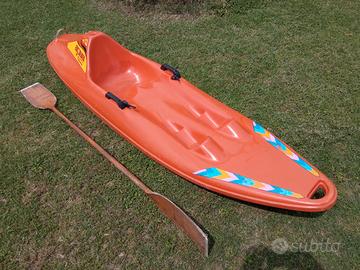 Canoa da mare con pagaia in legno e giubbotto