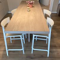 Bancone con sgabelli