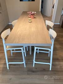 Bancone con sgabelli