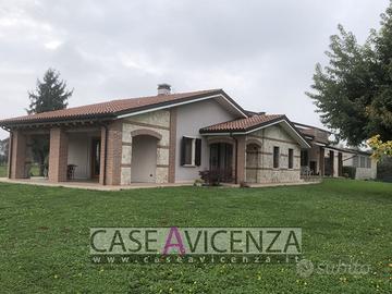 villa singola già suddividibile in due unità