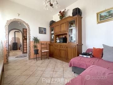 Porzione di casa accostata con giardino e orto