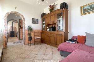 Porzione di casa accostata con giardino e orto
