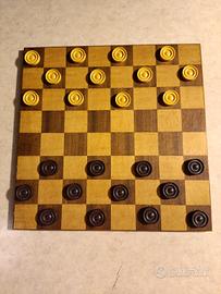 gioco dama con pedine