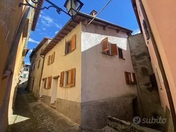 Casa indipendente di 265 m² con più di 5 locali e 