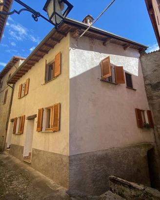 Casa indipendente di 265 m² con più di 5 locali e 