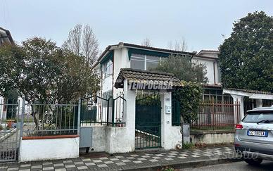 Villetta con corte privata comoda alla piscina