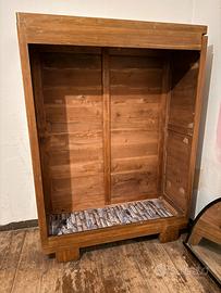 Armadio in noce senza porte