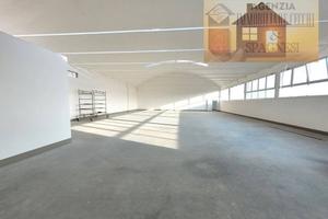 Immobile di 1080 m² con 2 locali a Signa