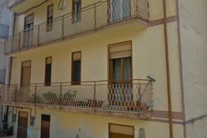 Luminoso appartamento più box locale commerciale