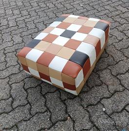 Puff in pelle pieno fiore. 