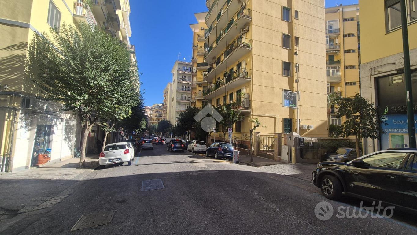 NEGOZIO A NAPOLI - Vista 3