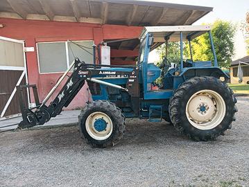 Trattore Ford con caricatore 