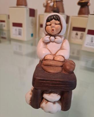 Presepe classico Thun donna che impasta fp