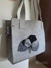 BORSA IN FELTRO FATTA A MANO CON ROSE APPLICATE