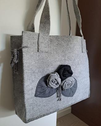 BORSA IN FELTRO FATTA A MANO CON ROSE APPLICATE