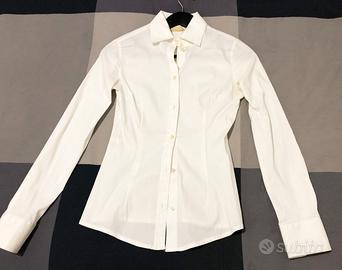Camicia bianca elasticizzata,sfiancata con pence