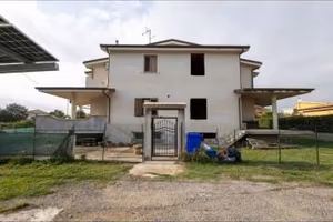 VILLA DA COMPLETARE CON GIARDINO E GARAGE
