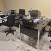 Coppia di scrivanie nere e gambe in acciaio