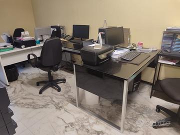 Coppia di scrivanie nere e gambe in acciaio