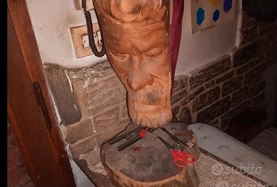 Statua in legno fatta interamente a mano