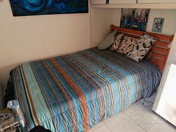 cameretta e scrivania con libreria