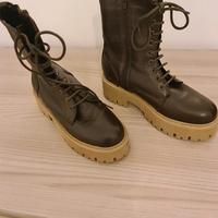 Anfibi in pelle marrone. marca Bata linea Red Labe